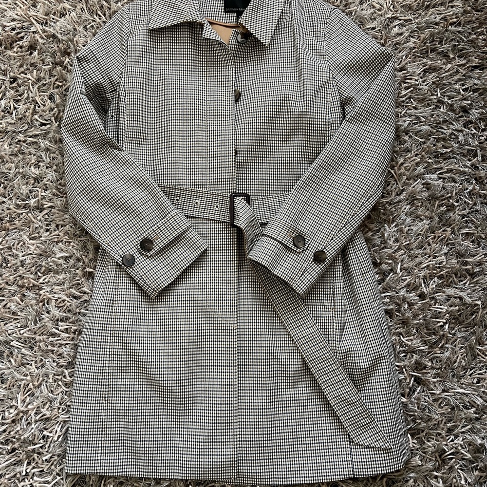 Like new BR belted raincoat